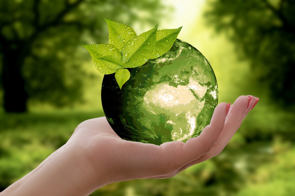 Illustrasjon som fremhever bærekraft som tema. En hånd holder frem en grønn jordklode.