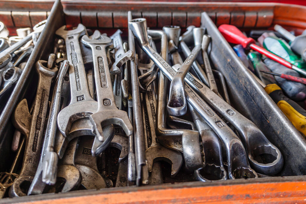 Bildet viser en verktøykasse full av verktøy