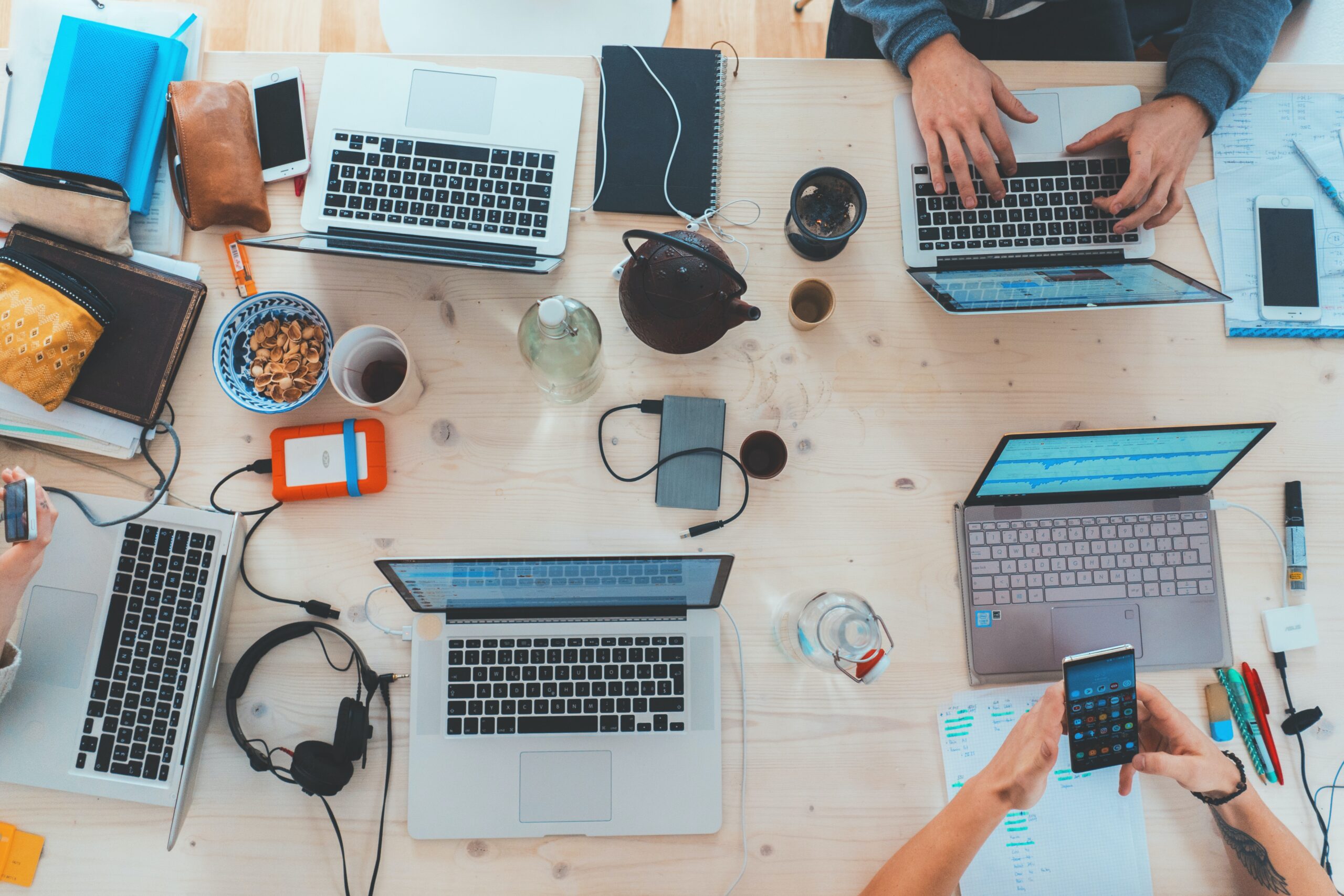 Bilde viser et bord med flere pc-er og mobiler