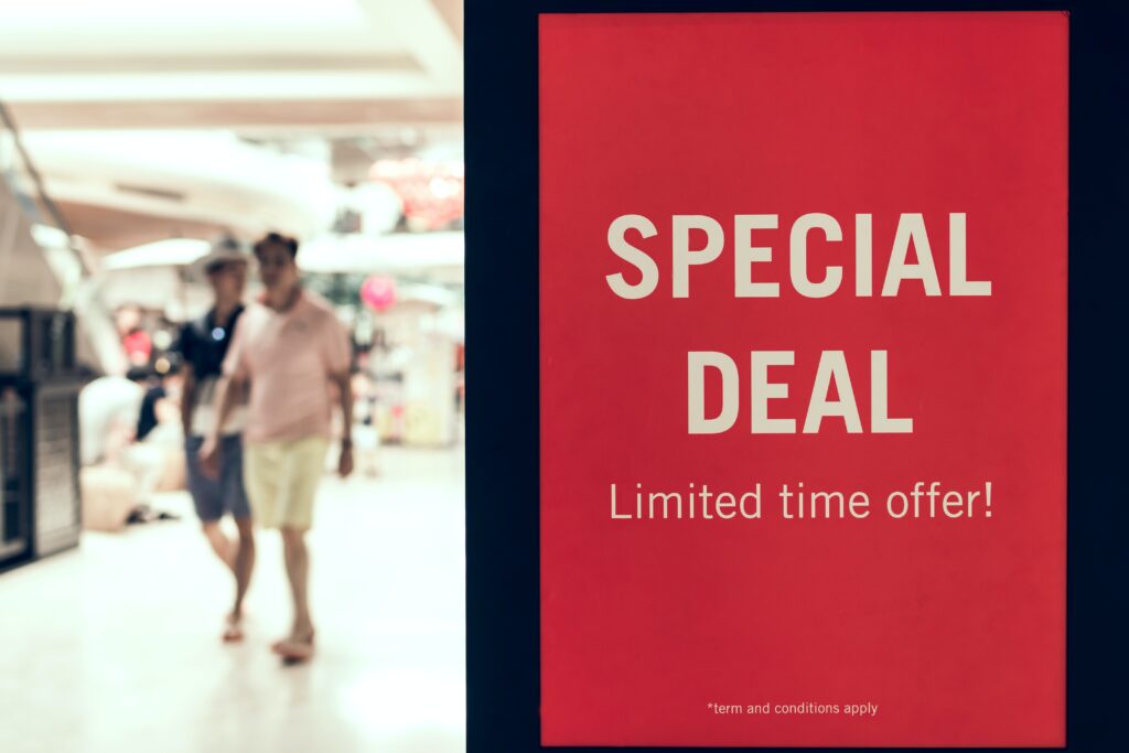 Bilde er todelt. Det ene bilde viser to personer på et kjøpesenter. Det andre bilde viser en rød plakat hvor det står "SPECIAL DEAL Limited time offer!"